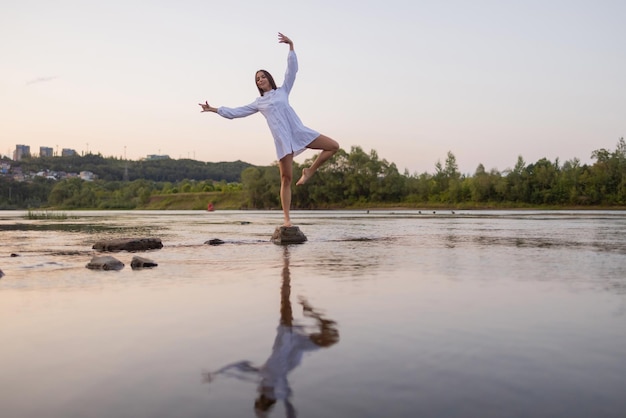 Foto de moda al aire libre de hermosa dama bohemia en el río