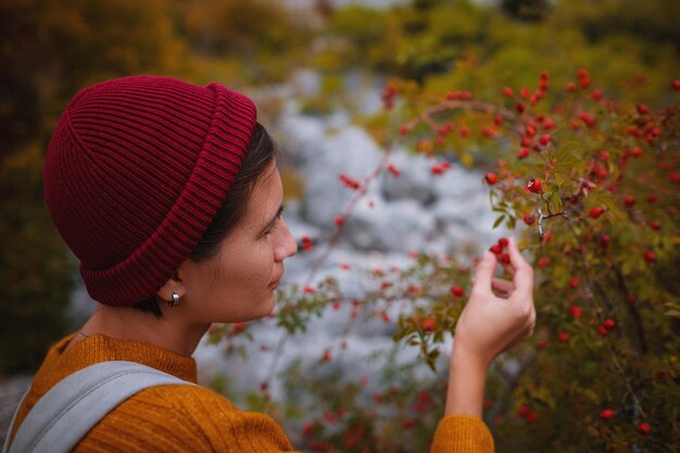 Foto de moda al aire libre de una joven bella dama rodeada de bosques otoñales en las montañas