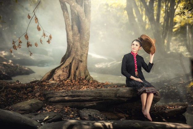 Foto de moda al aire libre de joven bella dama