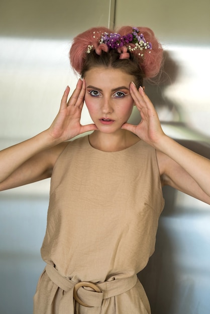 Foto de moda de una joven con peinado rosa y maquillaje fresco