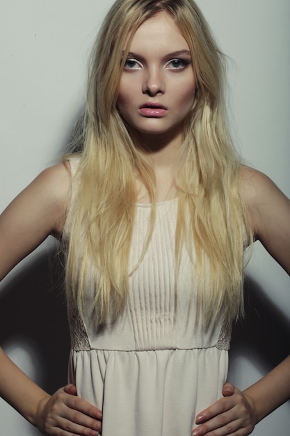 Foto de moda de mujer joven magnífica en vestido blanco.