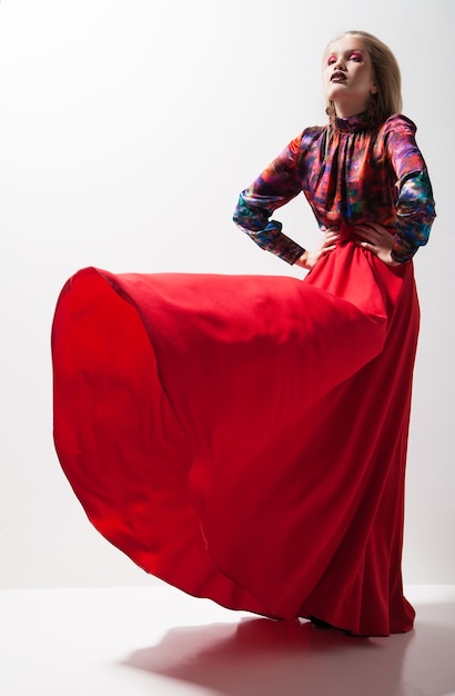 Foto de moda de mujer joven en vestido rojo. Estudio