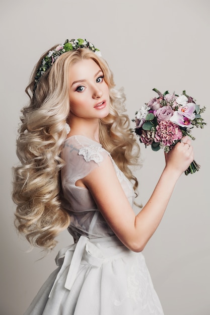Foto de moda de novia joven con pelo largo y rizado