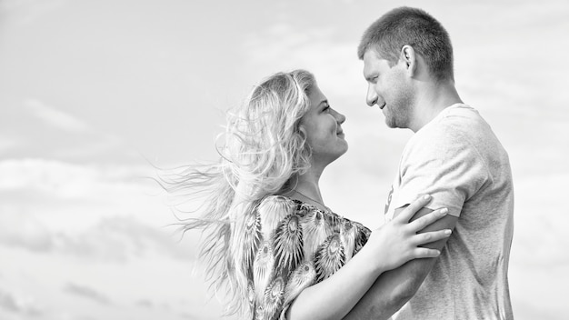 Foto monocromática de casal feliz e apaixonado