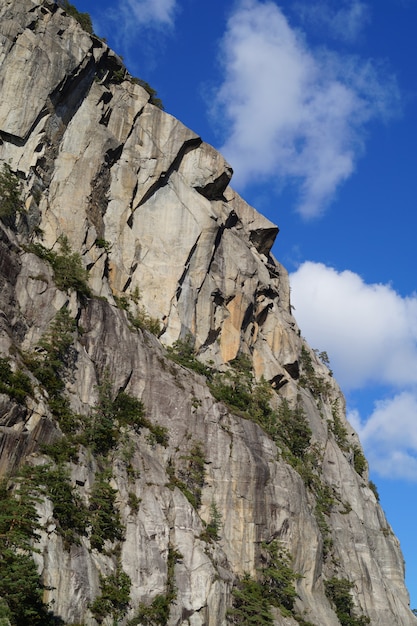 Foto de una montaña con una cara masculina en Noruega.