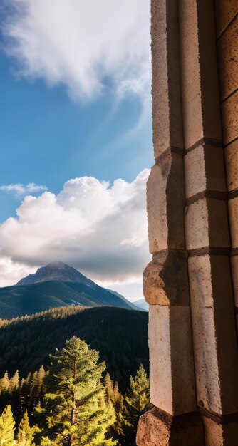 foto de una montaña y un cielo azul con nubes fotografía de bosque