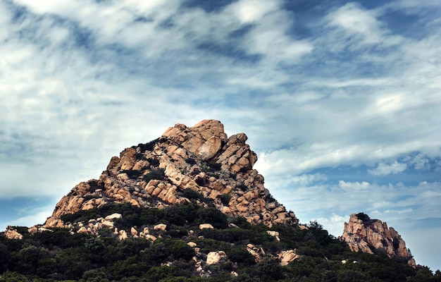 Foto de la montaña con muchas nubes.