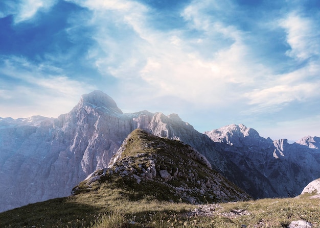 Foto de montañas bajo un cielo azul