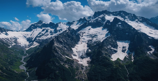 Foto de montañas con nieve en verano en dombai