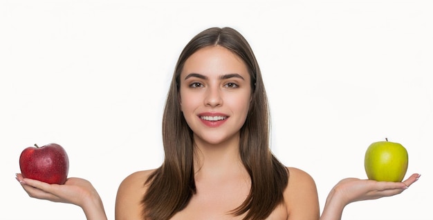 Foto mostrando desintoxicação de pele de mulher sorridente com desintoxicação de pele de maçã de mulher isolada em branco