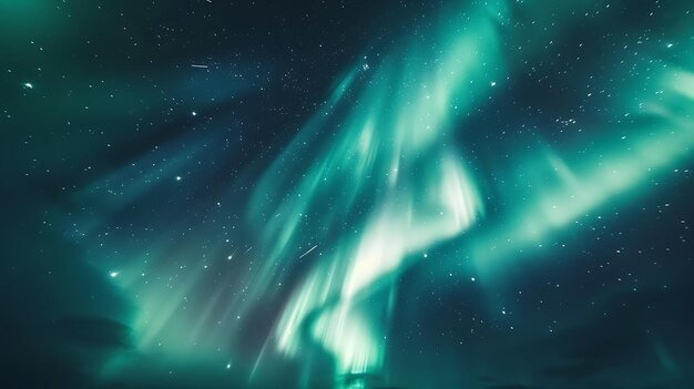 La foto muestra un hermoso cielo nocturno con una aurora verde la aurora se refleja en el agua debajo creando una escena impresionante