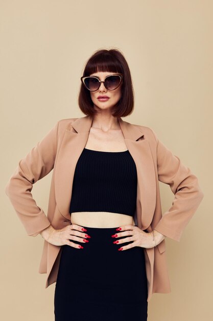 Foto mujer bonita en una chaqueta beige estilo elegante gafas de sol fondo aislado