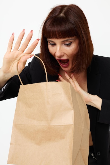 Foto de mujer bonita con traje de cuero, chaqueta negra con una bolsa en la cabeza, fondo aislado