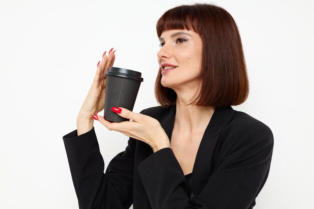 Foto mujer bonita en un traje vaso de café posando fondo aislado