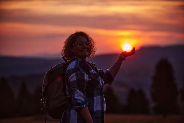 Una foto de una mujer caminando al atardecer Enfoque selectivo