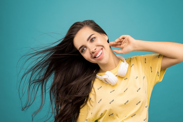 Foto de una mujer con una camisa amarilla