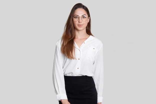 Foto de mujer elegante atractiva en estilo empresarial