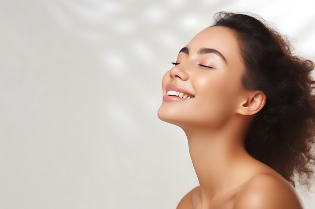 Foto foto de una mujer feliz en un fondo blanco de estudio