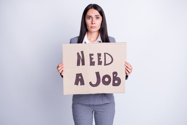 Foto mujer frustrada agente economista personal de la empresa trabajo suelto retener tarjeta de papel texto necesita trabajo última esperanza usar pantalones a cuadros pantalones chaqueta aislado fondo de color gris