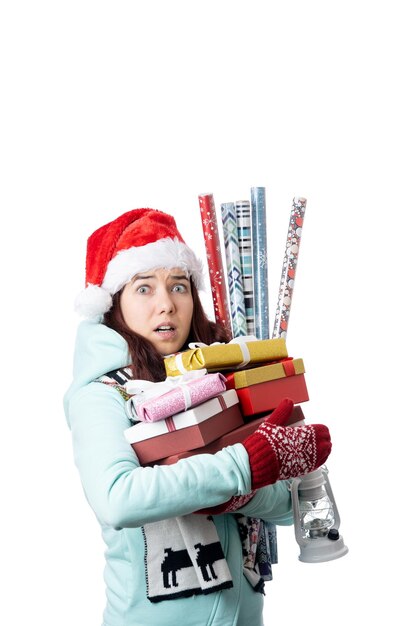 Foto foto de una mujer con gorra de papá noel con cajas con regalos con papel de envolver