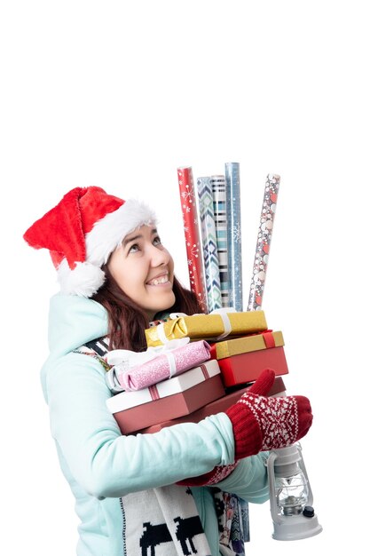 Foto foto de una mujer con gorra de papá noel con cajas con regalos con papel de envolver