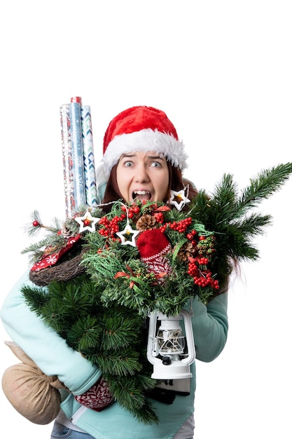 Foto foto de una mujer con gorra de papá noel con papel de embalaje de linterna de árbol de navidad en las manos