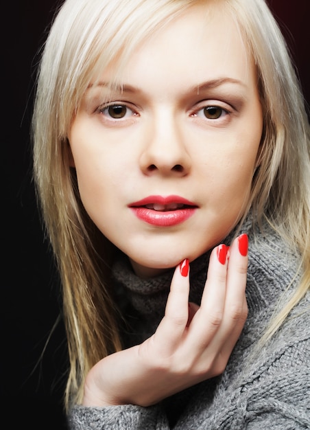 Foto de mujer hermosa con cabello rubio