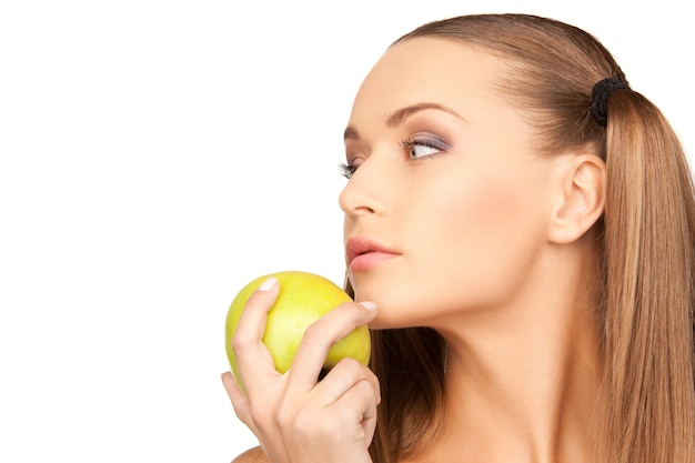 foto de mujer hermosa joven con manzana verde