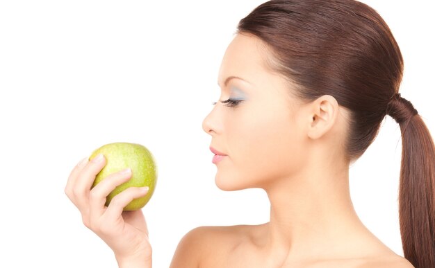 foto de mujer hermosa joven con manzana verde