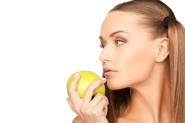 foto de mujer hermosa joven con manzana verde