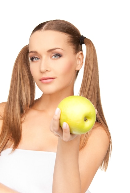 foto de mujer hermosa joven con manzana verde
