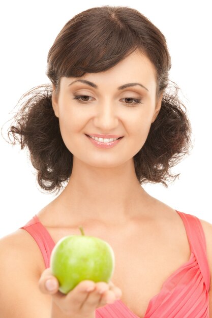 foto de mujer hermosa joven con manzana verde