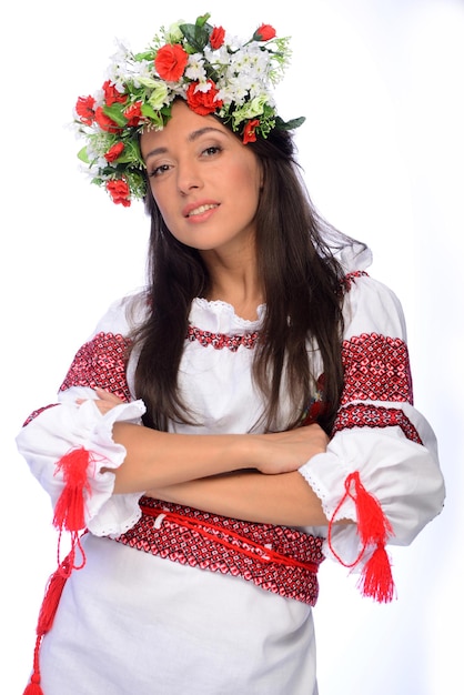 Foto de una mujer hermosa y linda en traje ucraniano