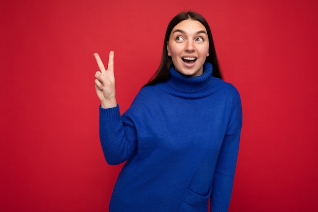 Foto de mujer hermosa sonriente feliz positiva joven con emociones sinceras vistiendo ropa elegante