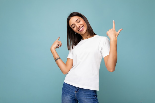 Foto de mujer hermosa sonriente feliz positiva joven con emociones sinceras vistiendo ropa elegante