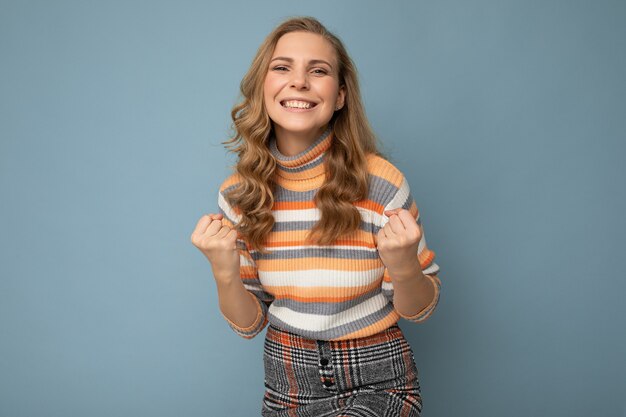 Foto de mujer hermosa sonriente feliz positiva joven con emociones sinceras vistiendo ropa elegante