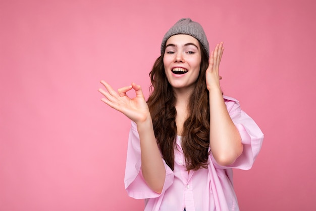 Foto de mujer hermosa sonriente feliz positiva joven con emociones sinceras vistiendo ropa elegante