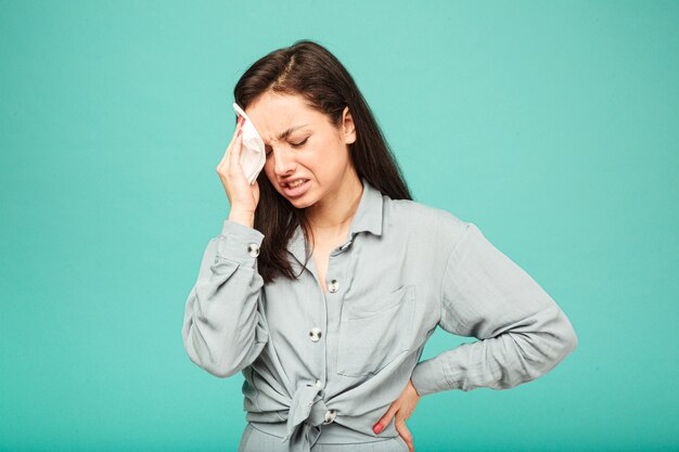 Foto de mujer irritante parece que tiene dolor de cabeza