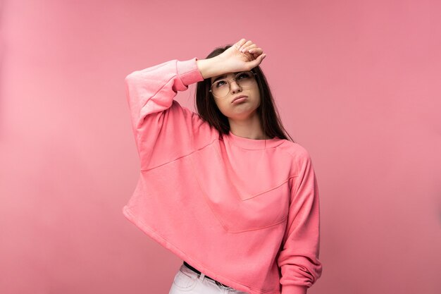 Foto de mujer joven atractiva con gafas parece cansada y agotada