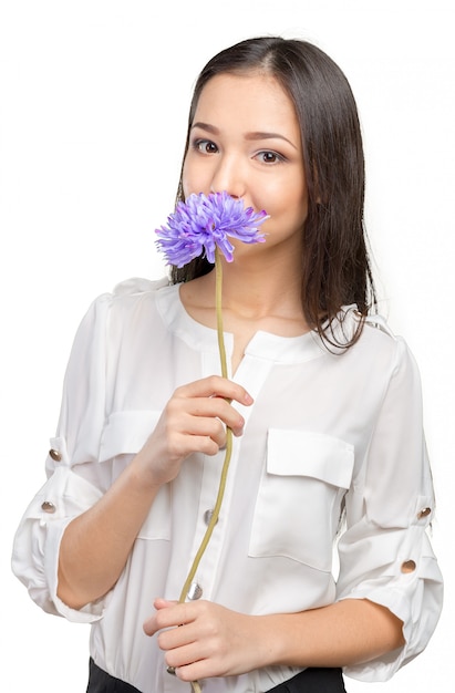 Foto de mujer joven y bella con flor.