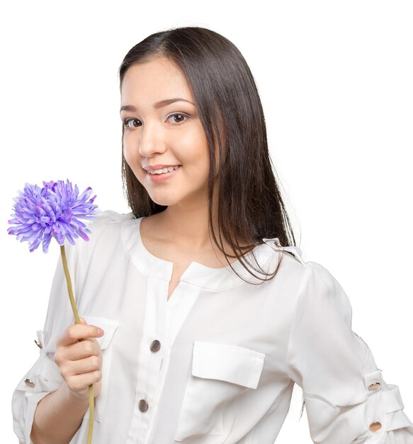 Foto de mujer joven y bella con flor.