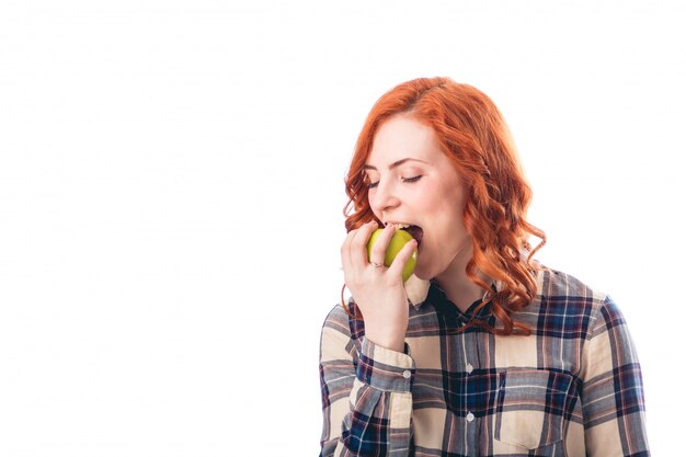 Foto de mujer joven comiendo manzana