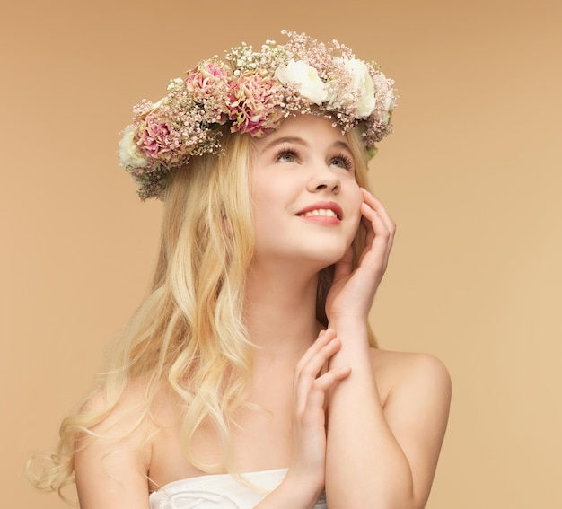 foto de mujer joven con corona de flores.