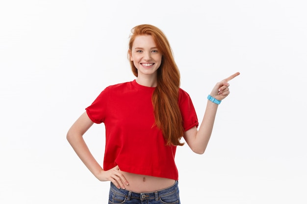 Foto de mujer joven feliz de pie aislado sobre pared blanca