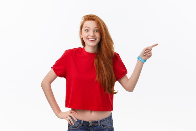 Foto de mujer joven feliz de pie aislado sobre pared blanca