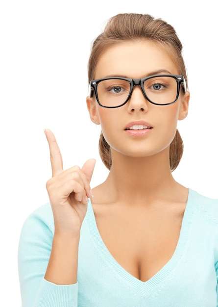foto de mujer joven con gafas con el dedo hacia arriba.