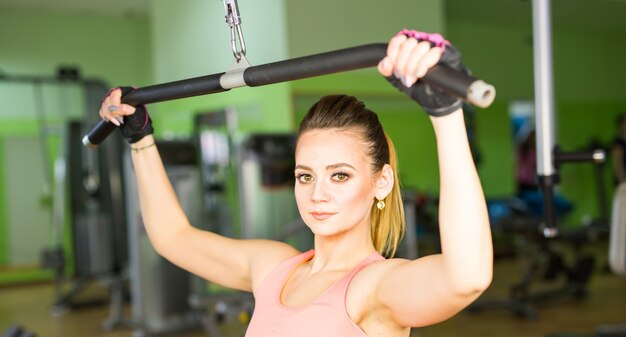 Foto de mujer joven haciendo ejercicio en el gimnasio