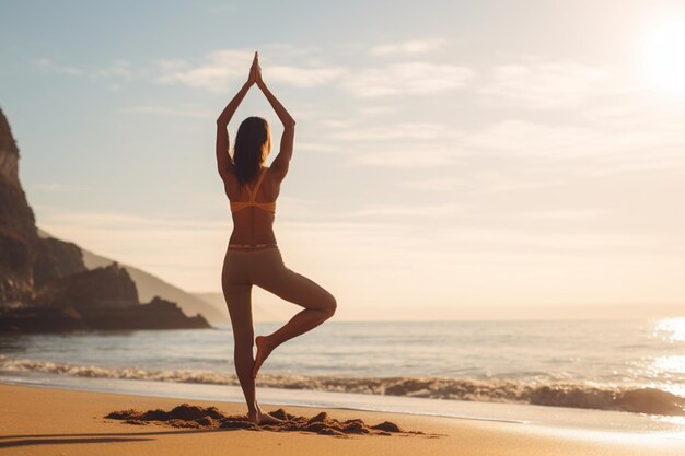 Foto foto de mujer joven haciendo yoga en la playa