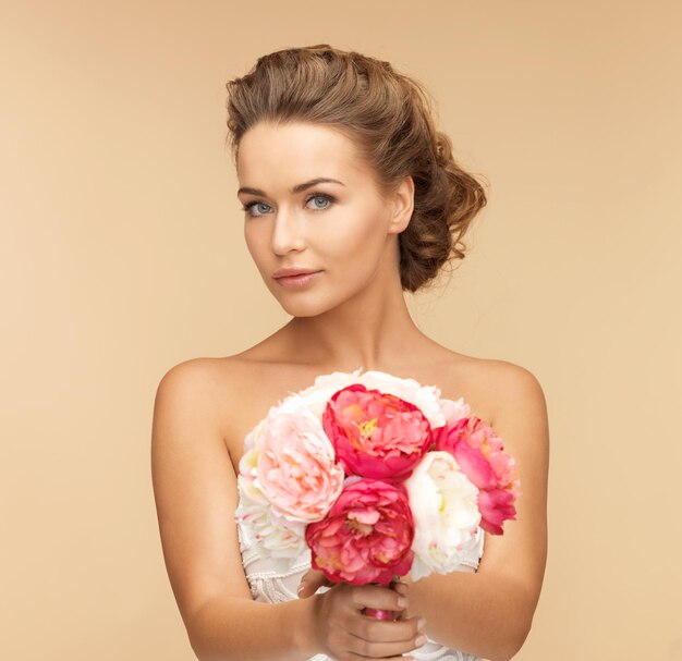 foto de mujer joven con ramo de flores