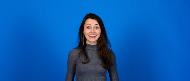 Foto de mujer joven sonriente y alegre